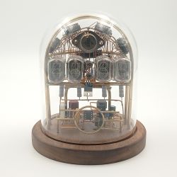 Ręcznie wykonany zegar Nixie pod szklaną kopułą, z widocznymi lampami i obwodami.