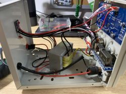 Wnętrze zasilacza regulowanego PowerLab 1502D z widocznymi elementami elektronicznymi.
