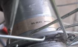 Zbliżenie na piastę rowerową Shimano Nexus SG-3C41 z nadrukiem SG-3C41