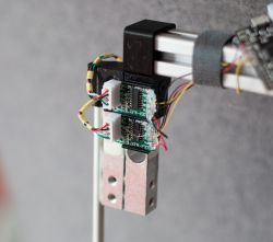 Prototyp czujnika prędkości i kierunku wiatru z belkami tensometrycznymi zamontowanymi na metalowej konstrukcji.