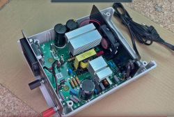 Wnętrze nowego urządzenia elektronicznego z widoczną płytą główną i komponentami.
