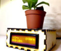 Robot-asystent dbający o roślinkę doniczkową.