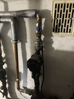 Instalacja grzewcza z pompą Grundfos w piwnicy.