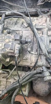 Skrzynia biegów ZF-EcoLife z instalacją elektryczną i hydrauliczną Zbliżenie na skrzynię biegów ZF-EcoLife z widocznymi złączami i przewodami