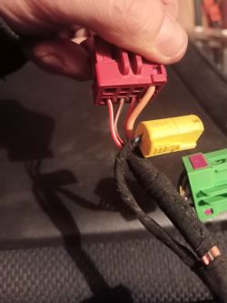 BMW Mpakiet: Jak zidentyfikować przewody grzałki fotela w celu przełożenia do innego auta