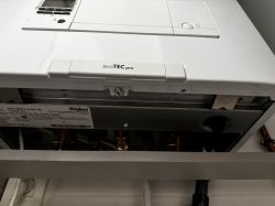Panel przedni kotła Vaillant ecoTEC pro z częściowo widocznymi przyłączami hydraulicznymi