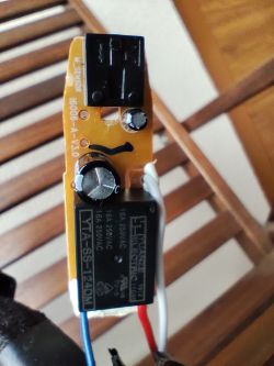 Płytka PCB z przekaźnikiem HF3FA/012 i kondensatorami, podłączona przewodami