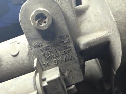 Zbliżenie na moduł oznaczony jako VW AG DE, zamontowany na metalowym elemencie