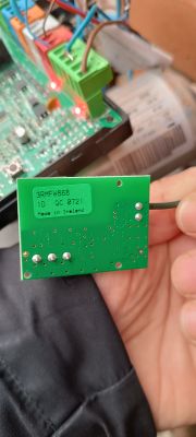Elektroniczna płytka centrali FAAC E391 z kablami i diodami LED