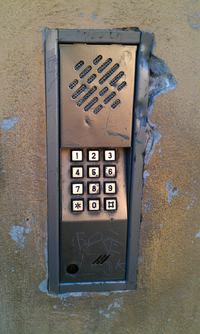 Jak dobrać zamiennik słuchawki do 2-przewodowego domofonu w bloku?