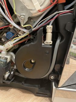 Wnętrze urządzenia z widocznymi przewodami elektrycznymi i elementami.