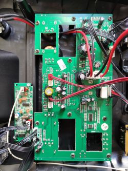 Płyta główna głośnika Bluetooth z widocznymi przewodami i kondensatorami