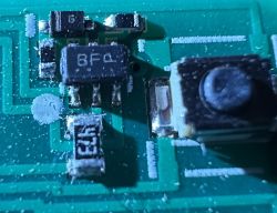 Zbliżenie na płytkę drukowaną pilota FAAC XT4 z widocznymi elementami SMD oznaczonymi „BF△”, „5”, oraz rezystorem z oznaczeniem „E24”.
