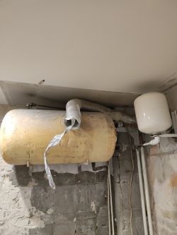 Instalacja solarna oraz dodatkowe źródło ogrzewania (piec z podkową i bojlerem)