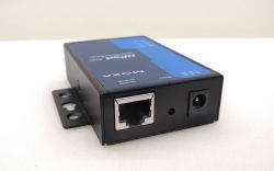 Moxa 5130 na białym tle z portem Ethernet i gniazdem zasilania.