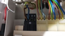 Złącze elektryczne nr 96 w piecu z widocznymi przewodami włączonymi w gniazda 1, L i N.