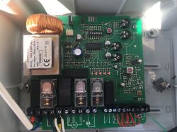 Centrala sterująca AVIDSEN model PRGU433PP z widocznymi elementami elektronicznymi.
