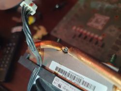 Zbliżenie uszkodzonego układu chłodzenia konsoli Xbox One.