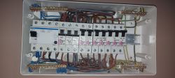 Skrzynka rozdzielcza z bezpiecznikami i przewodami elektrycznymi.