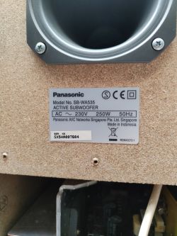 Tabliczka znamionowa subwoofera Panasonic z parametrami technicznymi.