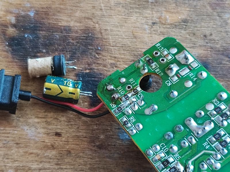 Pęknięty kondensator na płytce drukowanej.