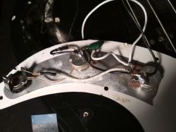 Które miejsce do lutowania kabla w elektronice gitary basowej?