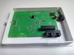 Płytka PCB routera TP-Link Deco M4 zamontowana w białej obudowie 3D.
