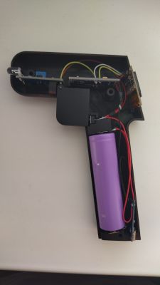 Widok wnętrza obudowy projektowanej i wydrukowanej z PLA, ukazujący wewnętrzne komponenty elektroniczne oraz przewody.