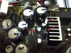 Jak zwiększyć jasność wyświetlacza w amplitunerze Yamaha RX-V661?