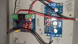 Elektroniczne moduły z wyświetlaczami cyfrowymi w szafce.