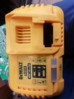 Identyfikacja elementów w ładowarce Dewalt DCB118 z UC3845B
