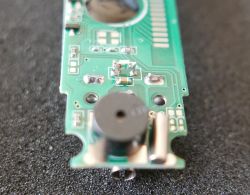 Zbliżenie na wnętrze obudowy elektronicznej z komponentami