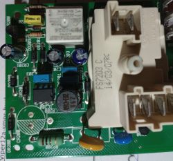 Zdjęcie płytki drukowanej z widocznymi elementami elektronicznymi, w tym układem scalonym Viper12A.