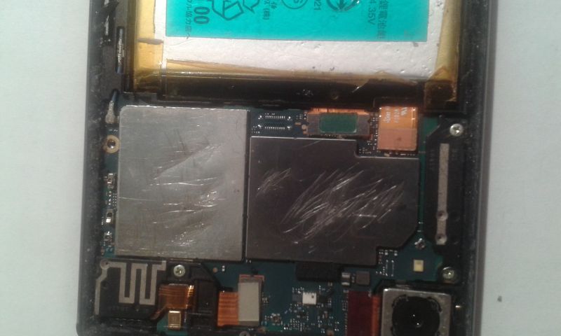 sony xperia z5 premium - telefon ma porysowaną płyte główną