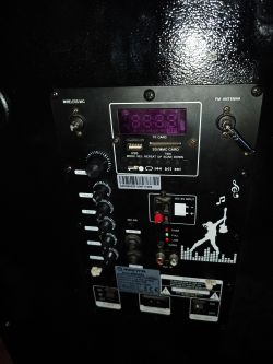 Panel kontrolny głośnika z wejściem AUX oraz innymi możliwościami podłączeń.