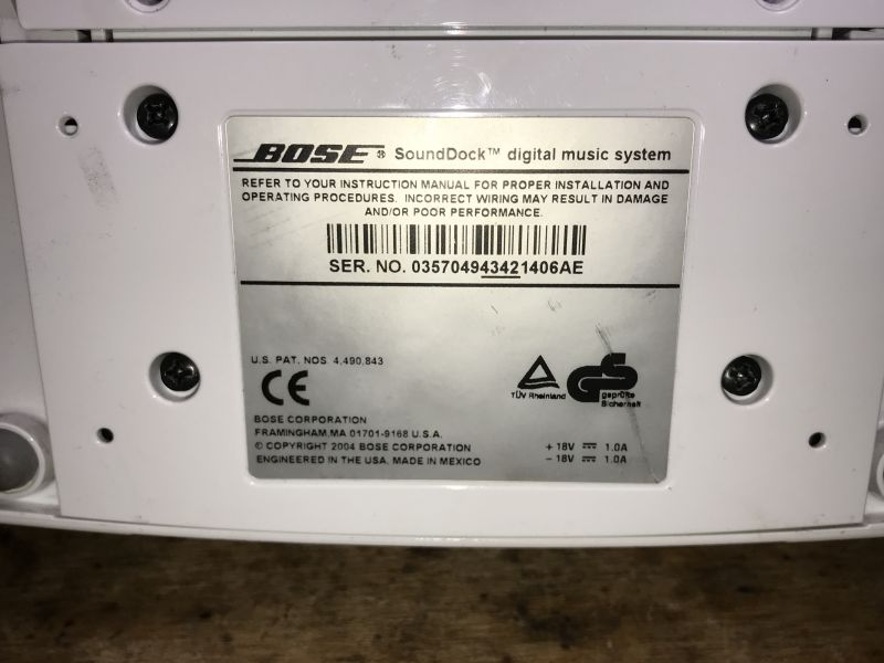 Tabliczka znamionowa systemu muzycznego Bose SoundDock z informacjami o modelu i specyfikacjach.