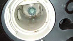 Samsung WD70K5410OW/EO - ledwo widoczny (chyba) kabelek w kanale obudowy filtra.