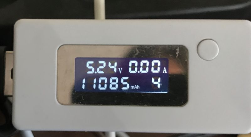 Wyświetlacz miernika USB pokazujący 5.24 V, 0.00 A oraz 11085 mAh