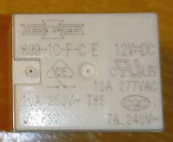 Przekaźnik elektryczny z oznaczeniami technicznymi.