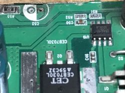 Zbliżenie na fragment płytki PCB ze starego switcha sieciowego z widocznymi elementami SMD, w tym MOSFET CEB7030L.