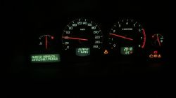 Deska rozdzielcza samochodu Volvo S60 z 2002 roku, wyświetlająca ostrzeżenie o awarii hamulca.