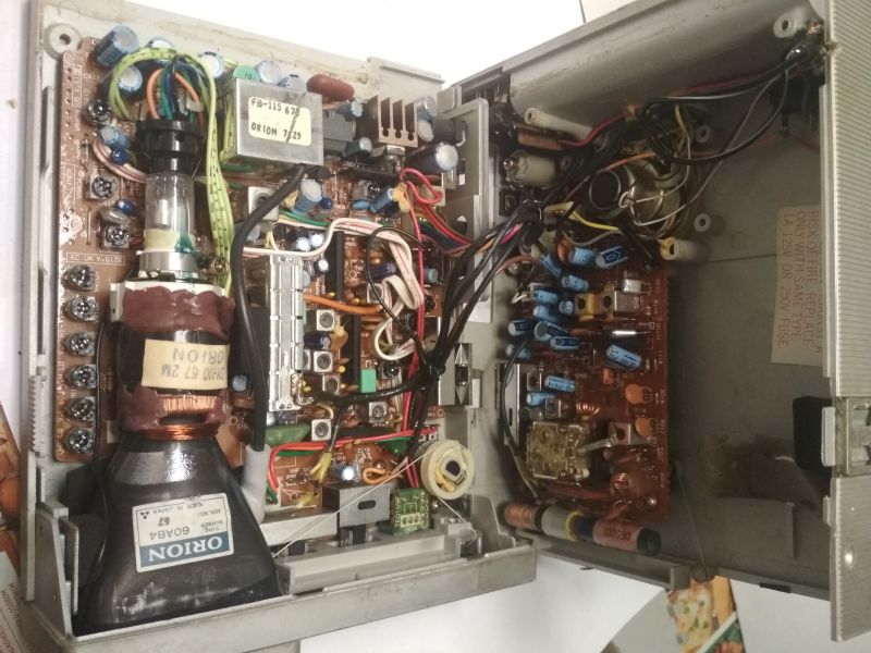 Wnętrze otwartego, starszego modelu kombinowanego telewizora i radia Broksonic z widocznymi częściami elektronicznymi.