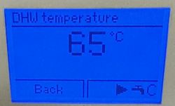 Wyświetlacz pokazujący temperaturę CWU ustaloną na 65 stopni Celsjusza.