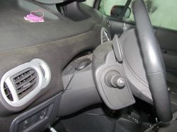 Czy Renault Modus 1.6 wyposażony jest w fabryczny zestaw głośnomówiący BT?