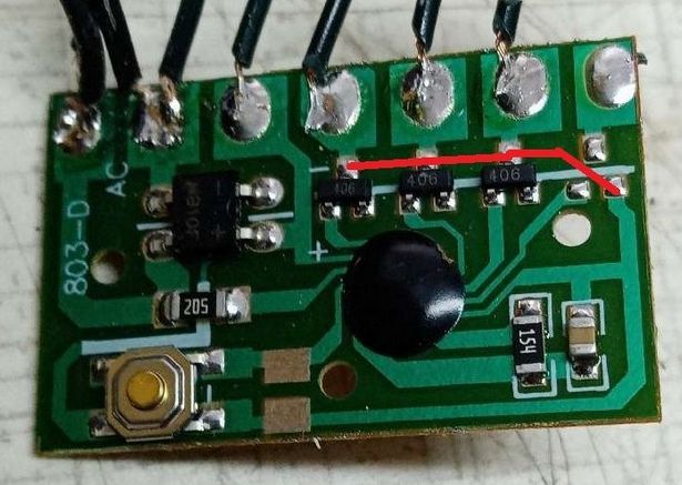 Zbliżenie na płytkę sterownika lampek choinkowych LED z widocznymi elementami elektronicznymi.