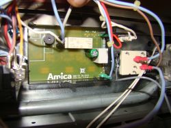 Widok wnętrza piekarnika z widoczną płytką elektroniczną marki Amica i przewodami elektrycznymi.