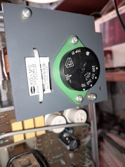 Uszkodzony kondensator X2 0,22 µF obok przełącznika napięcia zasilania 250 V