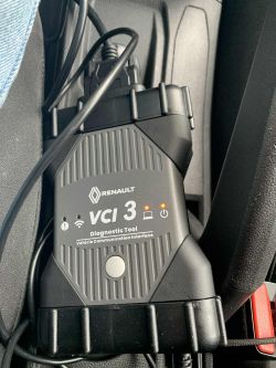 Interfejs diagnostyczny Renault VCI 3 z podłączonymi kablami i świecącymi diodami.