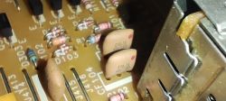 Zbliżenie na płytkę drukowaną z elementami elektronicznymi.