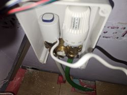 Gniazdko elektryczne z elementami instalacji hydraulicznej i przewodami.
